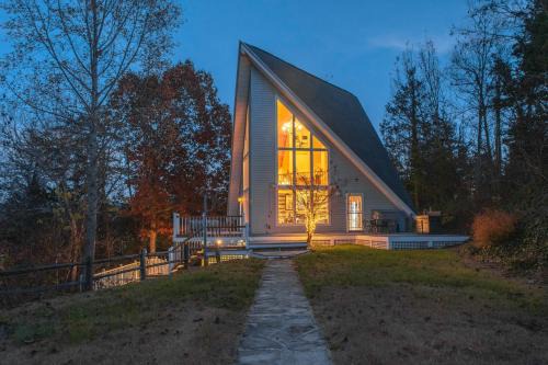 Sevierville House | Smoky Mountains Cabin with Lake Access and Game Room!