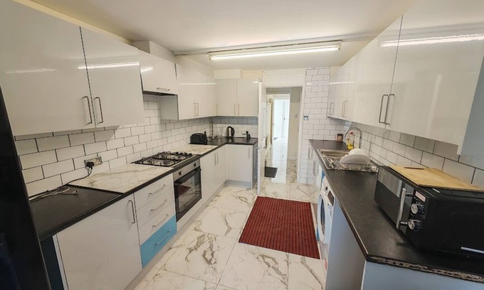 Slough Hotel | SnoozeDen Chalvey – Free Parking, Near M4 J6