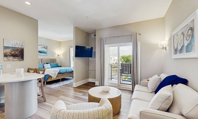 Morehead City Condo | Snow-bird friendly coastal condo near harbor with private balcony