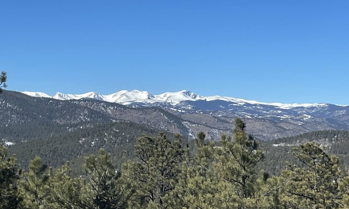 North Central Evergreen House | Snow capped views, wildlife, lake, close to skiing & Red Rocks Amphitheater