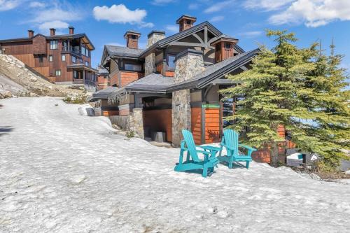 Big White Ski Resort Ski Chalet | Snow Therapy Chalet - Ski In Out, Hot Tub & Mtn View