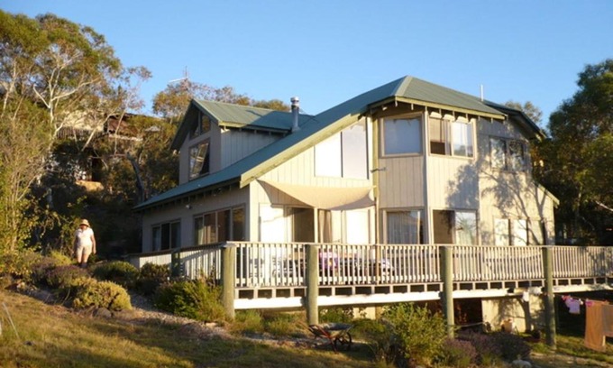 East Jindabyne House | Snowgums on the Lake - Charming 4BR Home l Amazing Lake Views l Balcony