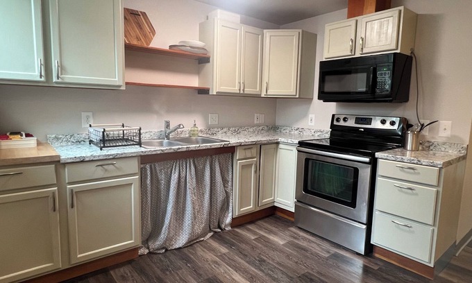 Fairview Apartment | Snowhaus - 3-bedroom Downtown Urban Oasis