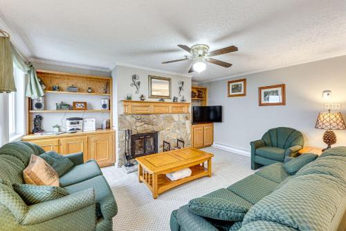 Snowshoe Apartment | Snowshoe Condo with Mtn Views, Walk to Ski Lift