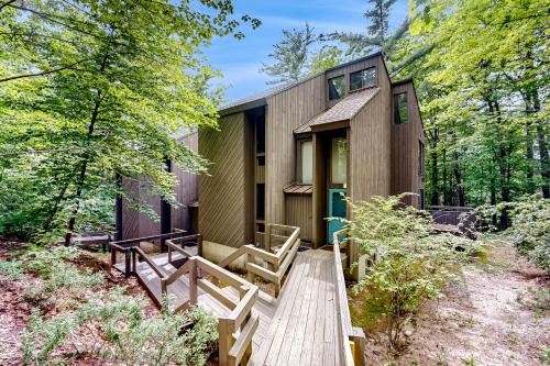 North Conway Apartment | Snowy Peaks Hideaway