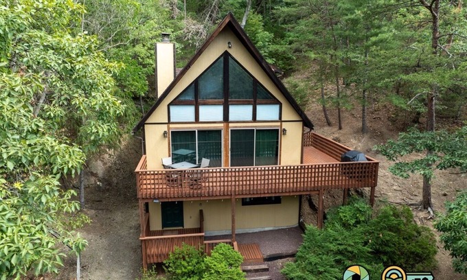 Basye Ski Chalet | So-Close Chalet - Easy walk to Bryce Resort!