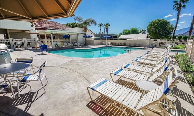 Palm Desert Condo | SOAK IT IN! Pools! Hot tubs! Kitchen! 2/2 for 6