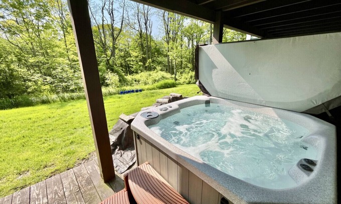 Hidden Valley House | 🏊♀️🐶Soak, Swim, Play: Pool Access, Hot Tub & Pet-Friendly Mountain Escape🌲