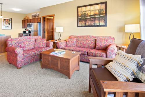 Snowshoe Apartment | Soaring Eagle 203 Next To Slopes Underground Parking Hot Tubs Locker