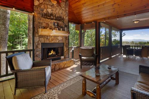 Morganton House | Soaring Hawk Lodge 15 Minutes Downtown Blue Ridge