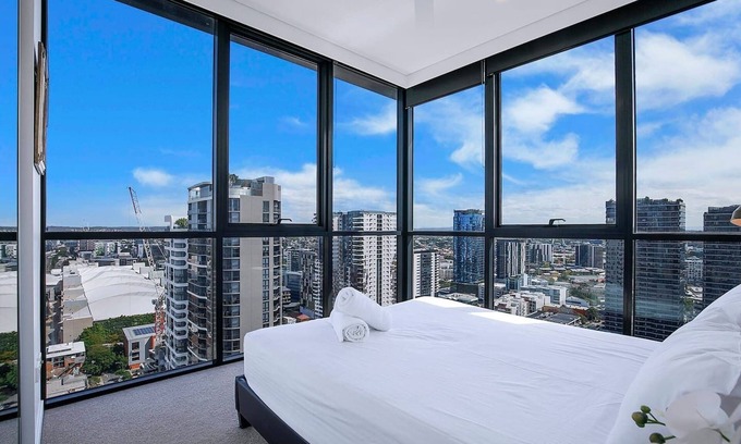 South Brisbane Apartment | Soaring Skyline on Southside at Resort Style Stay