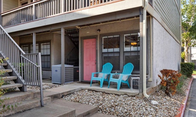 South Congress Condo | SoCo Condo, 2br/2ba, updated bright space with great pool + parking!