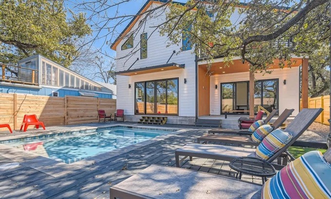 South Congress House | SOCO Modern New 5BR. Pool. 1 Block from Everything