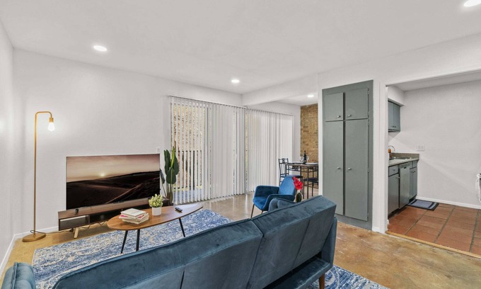 Bouldin Apartment | SOCO Park view The Perfect Location Free Pkg