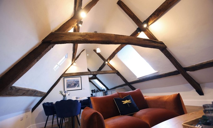 Chipping Norton Apartment | Soho style penthouse flat in the heart of Chipping Norton. Private parking.
