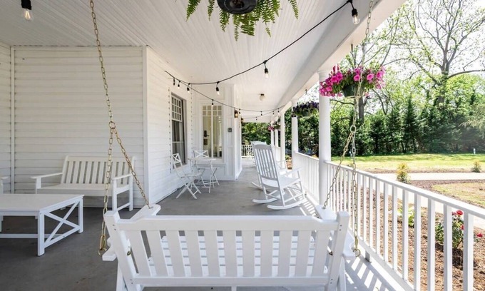 Luray House | Sojourn at The Legacy Inn- The Parton Suite