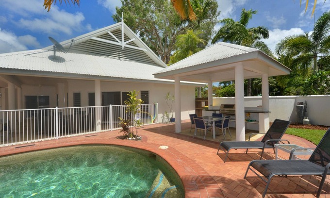 Port Douglas House | Solander House - 5 Bedrooms across from the Beach