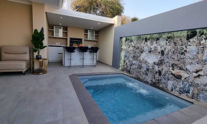 Northcliff House | Solar-powered cozy house with splash pool and jacuzzi
