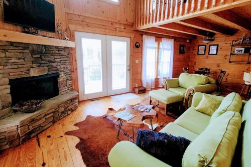Sweetbriar Farms House | Solar powered log cabin with mountain views, 3acres