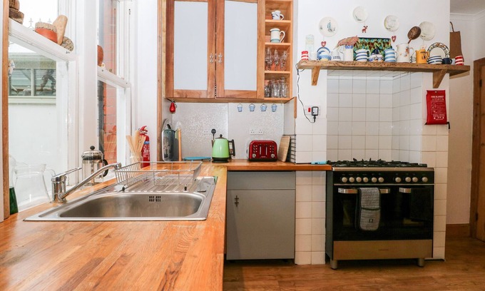 Hill Head Cottage | SOLENT SEA VIEW, pet friendly, character holiday cottage in Fareham