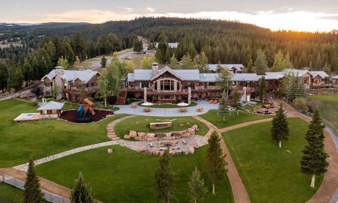 Gallatin Gateway House | Solitude in Big Sky