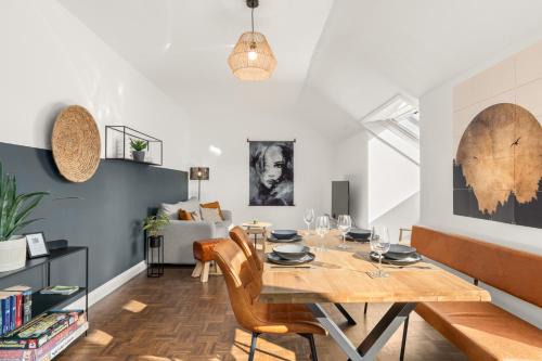 Bad Berleburg Apartment | SOMERSET - 2 Whg in einem Haus, max 10 Pers, BBQ, Balkon, PS5