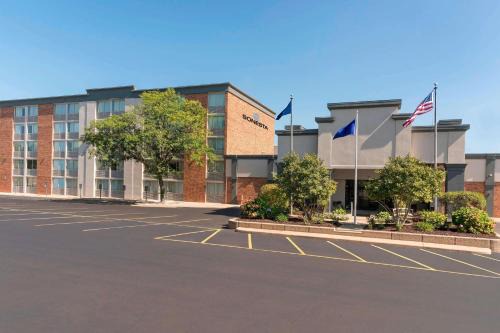 East Paris Hotel | Sonesta Hotel Grand Rapids Airport