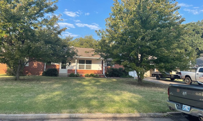 Shawnee House | Sooner Nation’s Strawberry Hill!Close to OU,OBU,TinkerAFB,beautiful3 bed 2 bath