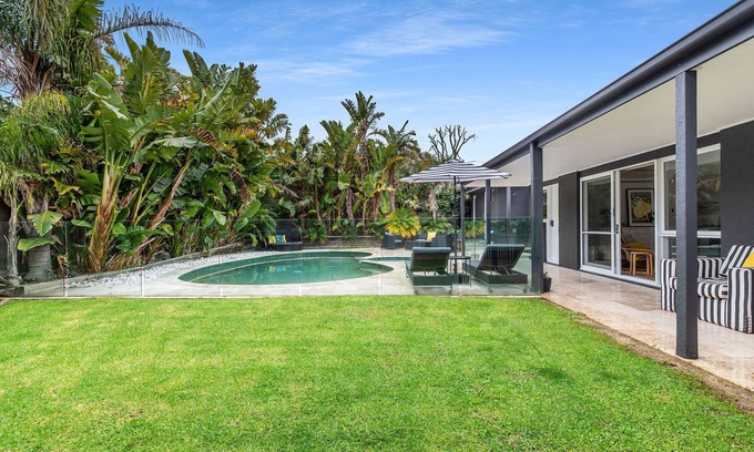 Sorrento House | Sorrento retreat, pool, spa and sauna, walk to village & beaches (sleeps 10)