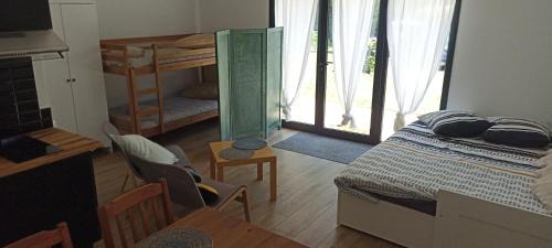 Roaillan House | Sous l'arbre aux papillons