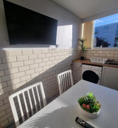 Shirley House | South Birmingham homestay - near HS2, Solihull, NEC & BHX