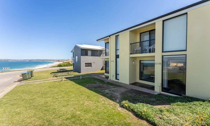 Port Elliot Villa | South Seas 5- Absolute Beachfront, Wifi, Views