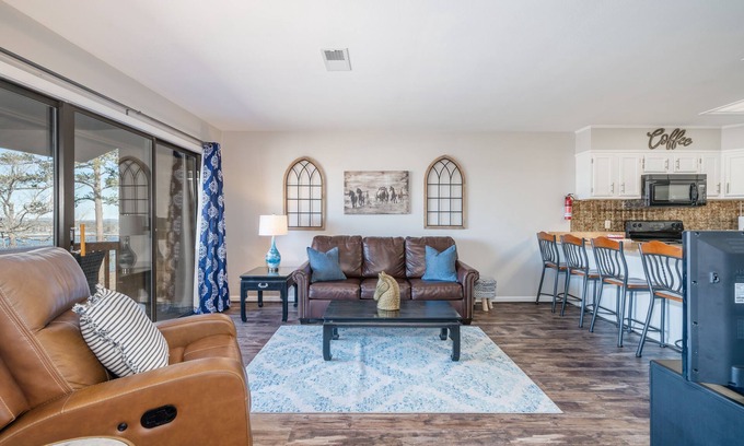 Lake Hamilton Apartment | South Shore 1 bdrm! Game room! Mini-Golf, 2 Pools, Pickleball, Tennis & More!