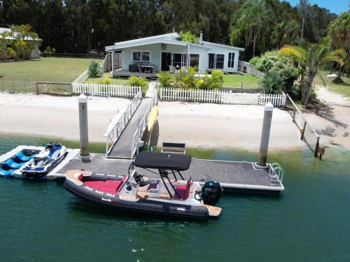 Gold Coast House | South Stradbroke Island Waters 4 bed, 3 bath, 10 guests, private beach & pontoon