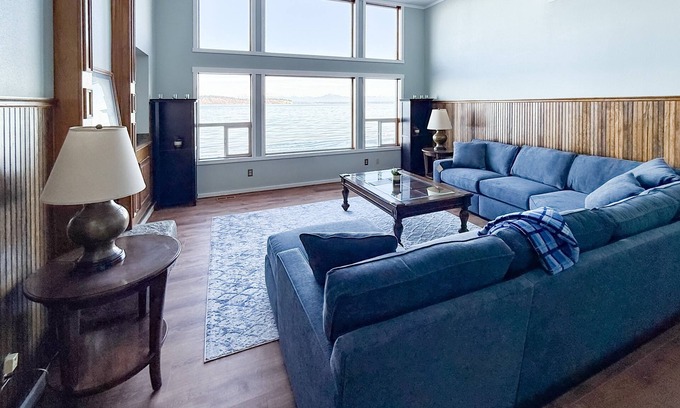Clinton Villa | South Whidbey waterfront escape w/large patio & stunning views