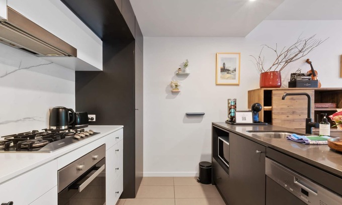 West End Apartment | Southbank One Bedroom Home with Free Parking