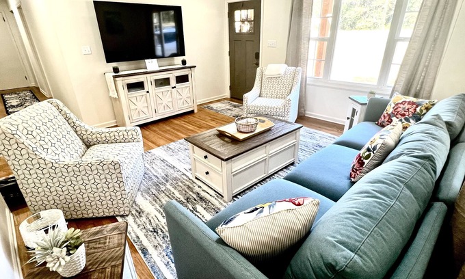Laurel House | Southern Charm 2 - July -August Summer Sale! 7 Mins to Downtown!