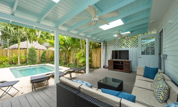 Downtown House | Southern Palms by Brightwild Pool Parking