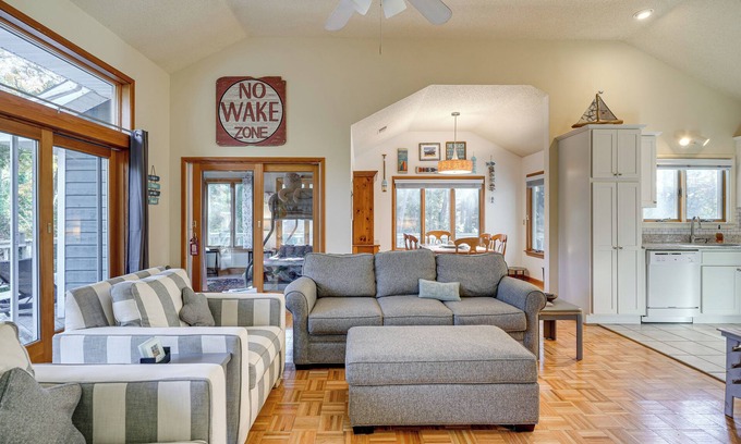 Southern Shores Cottage | Southern Shores Family Retreat Mins to Beach!