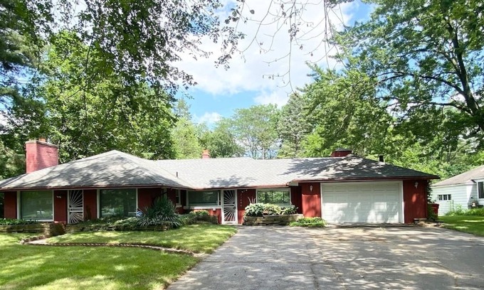 Southfield House | Southfield home perfect for large families/pool table & Theatre room!