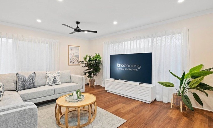 Southport House | Southport Oasis 6bd PoolCentral