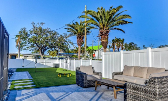 Palma Sola Apartment | Spa+Pool+Yard Games+2 Master+Upscale Area+Spacious