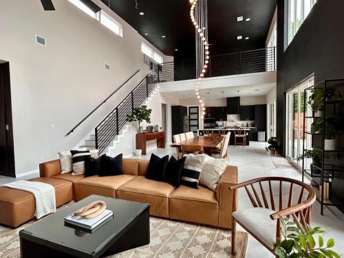 Manchaca House | Spa Steam Room Jacuzzi Pool Events