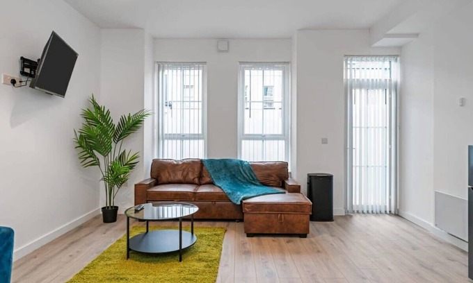 Belfast Apartment | Spacious 1 Bed Apartment in Belfast East Village