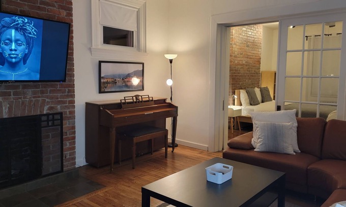 Friendship Apartment | Spacious 1-Bedroom Apartment In Pittsburgh (B1)