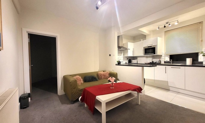 Turnham Green Apartment | Spacious 1 Bedroom Apartment in Chiswick