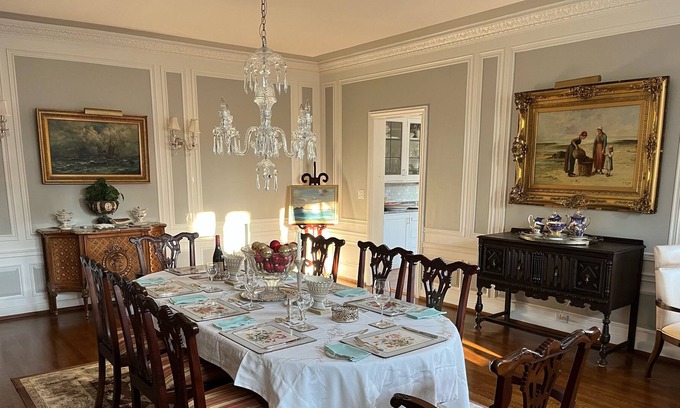 Grosse Pointe House | Spacious 10 Bed Home w/ Pool (Family-Friendly)