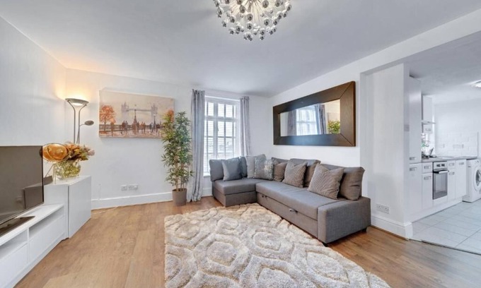 West Ham Apartment | Spacious 2 Bedroom Apartment Near London Excel & Canary Wharf with Free Parking