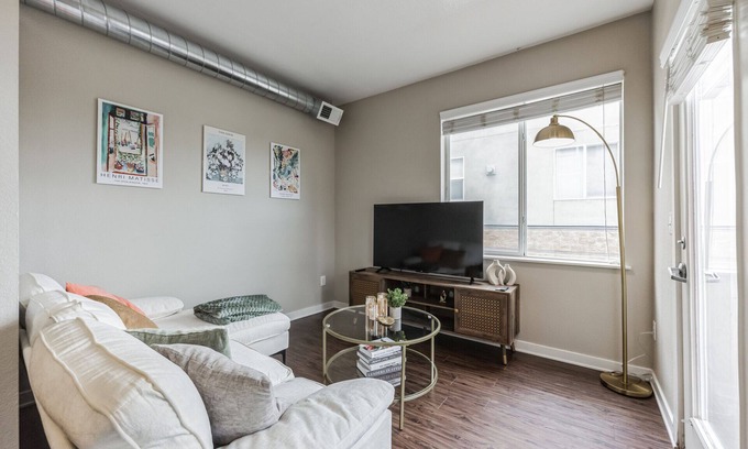 Dakota Ridge - Northbriar Apartment | Spacious 2 Story Apt, Gym, Garage, King Bed, 11209