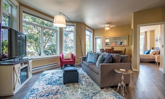 Belltown Apartment | Spacious 2BR 2BA in Heart of Seattle! +Pool/Pkg